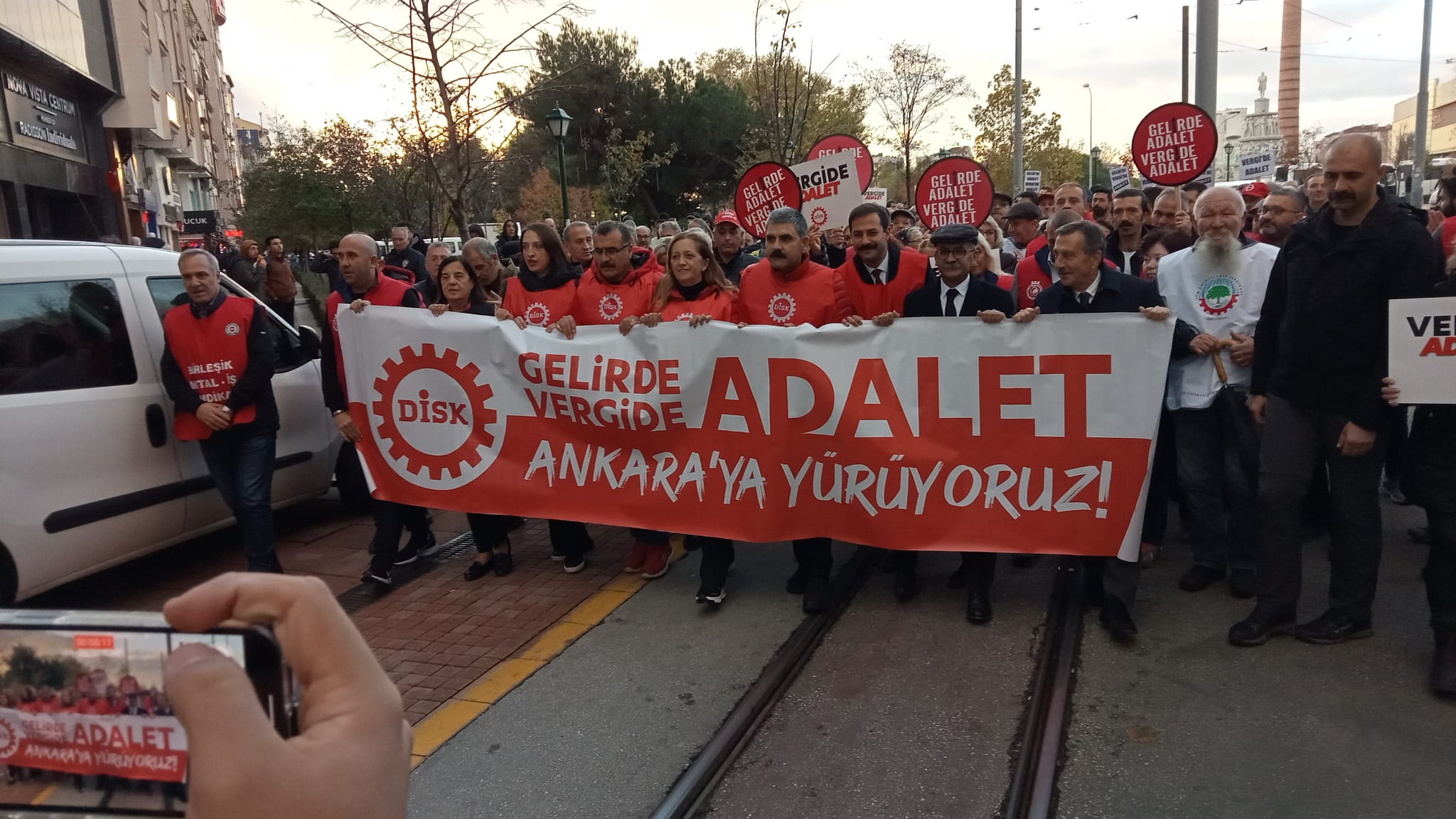DİSK; Emeğin Türkiye'si için yürüyoruz