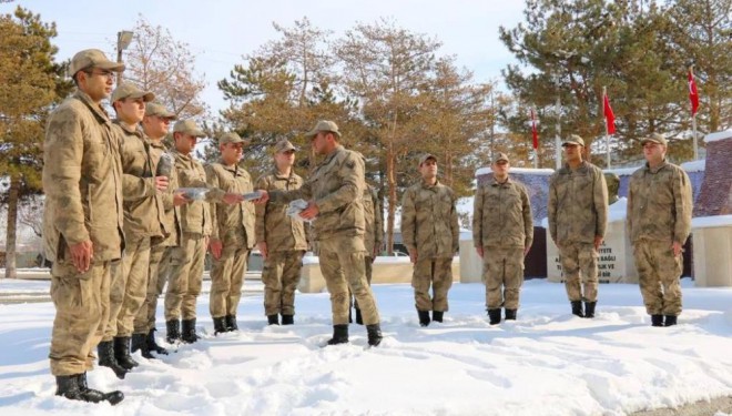 Sebahat Teyze; Doğudaki Askerlere  Çorap Ördü 