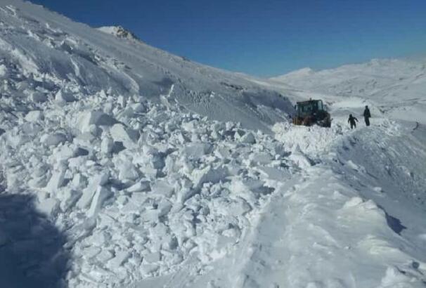 Van'da Çığ Düştü; İş Makinası Son Anda Kurtuldu