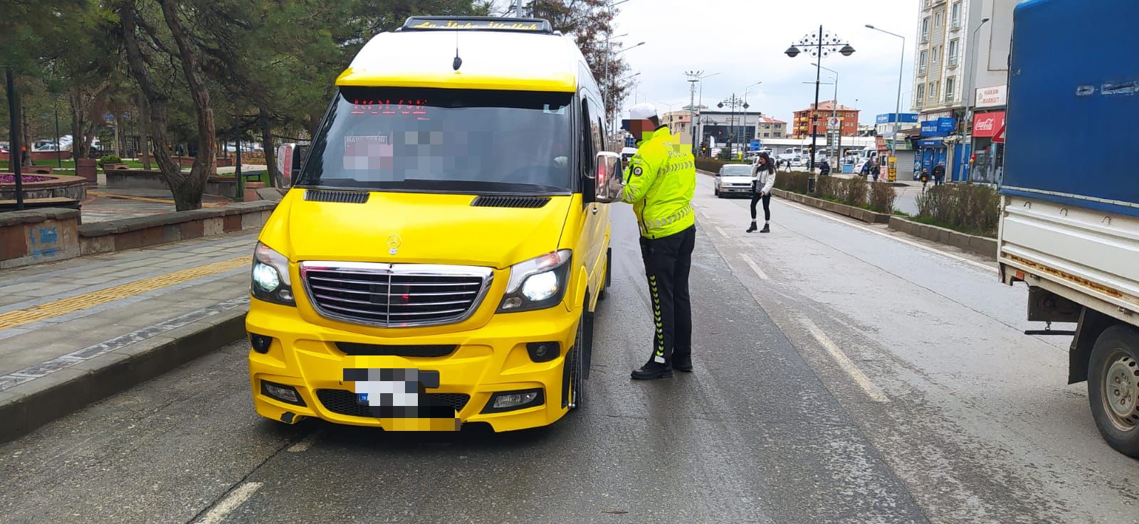 Dikkat!! trafik var ceza yazıyor.... :)