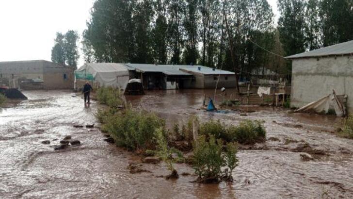 Van'da dolu ve sağanak sonrası sele dönüştü: ekili lanlar zarar görürdü
