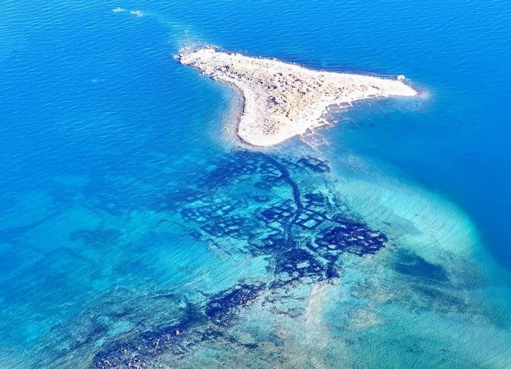 Van Gölü'nde Tarih Gün Yüzüne Çıkıyor: Su Altındaki Gizemli Yapılar Keşfedildi!