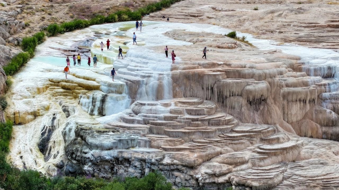 Van’ın Gizli Cenneti: Vanadokya Travertenleri Turistlerin Yeni Gözdesi