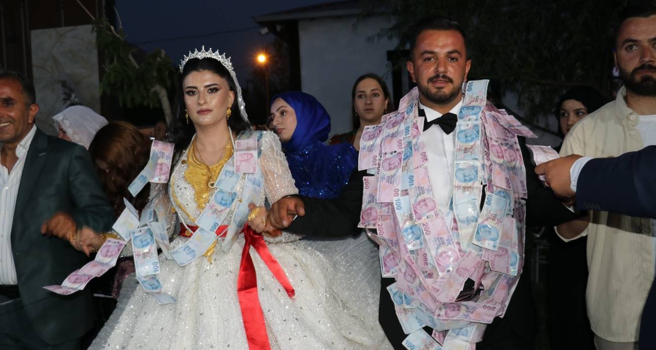 Van'da aşiret düğününe yine para yağdı