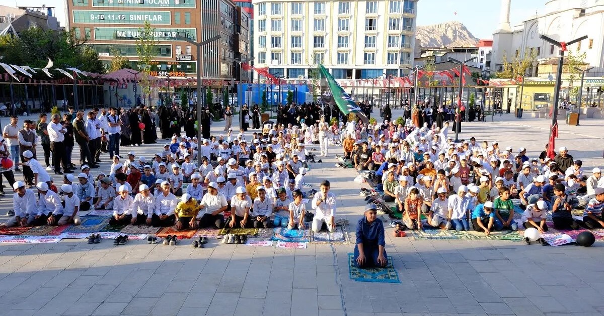 Kavurucu Güneş altında namaz