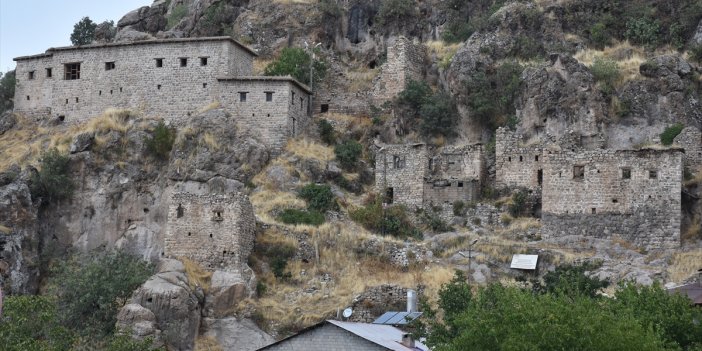 Çukurca'daki tarihi kale evleri turizme kazandırılıyor