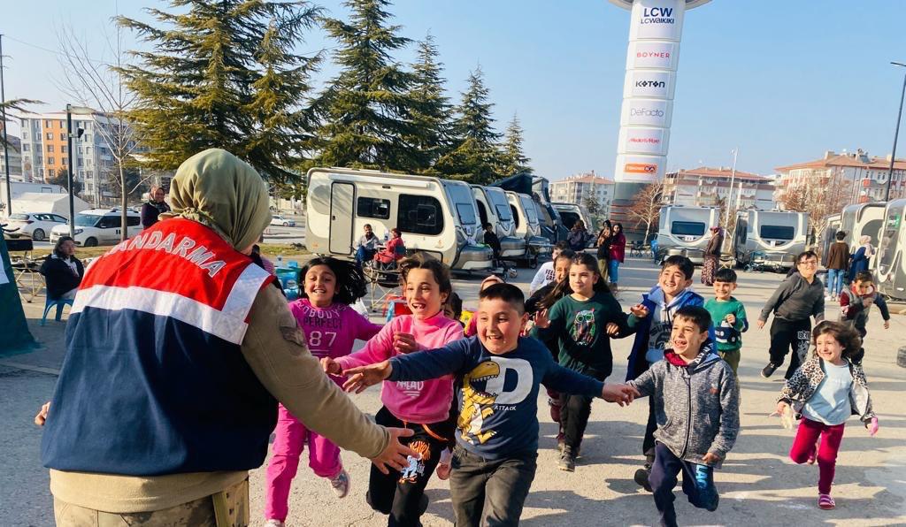 Deprem Bölgesinde Mehmetçiğin Şefkati