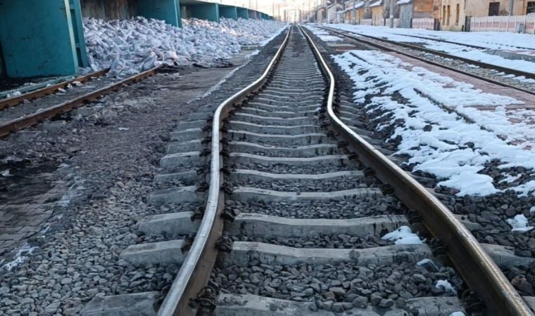 Deprem tren Raylarını da Büktü