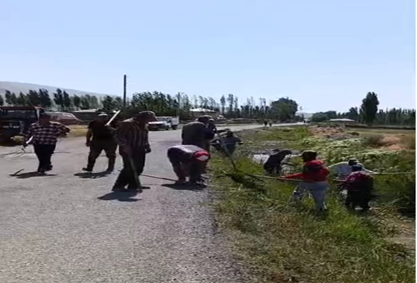 Kurumlar seyrediyor, vatandaş kazma kürekle sulama kanalı açıyor, 