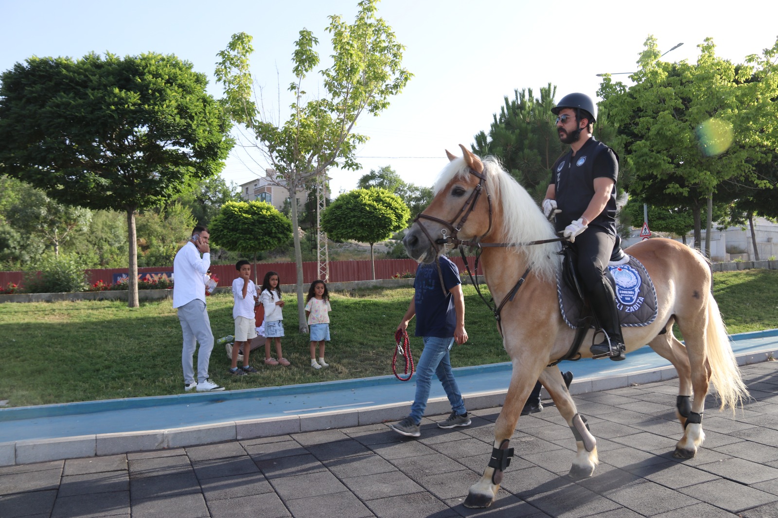 Edremit sahillerinde atlı zabıta görevde