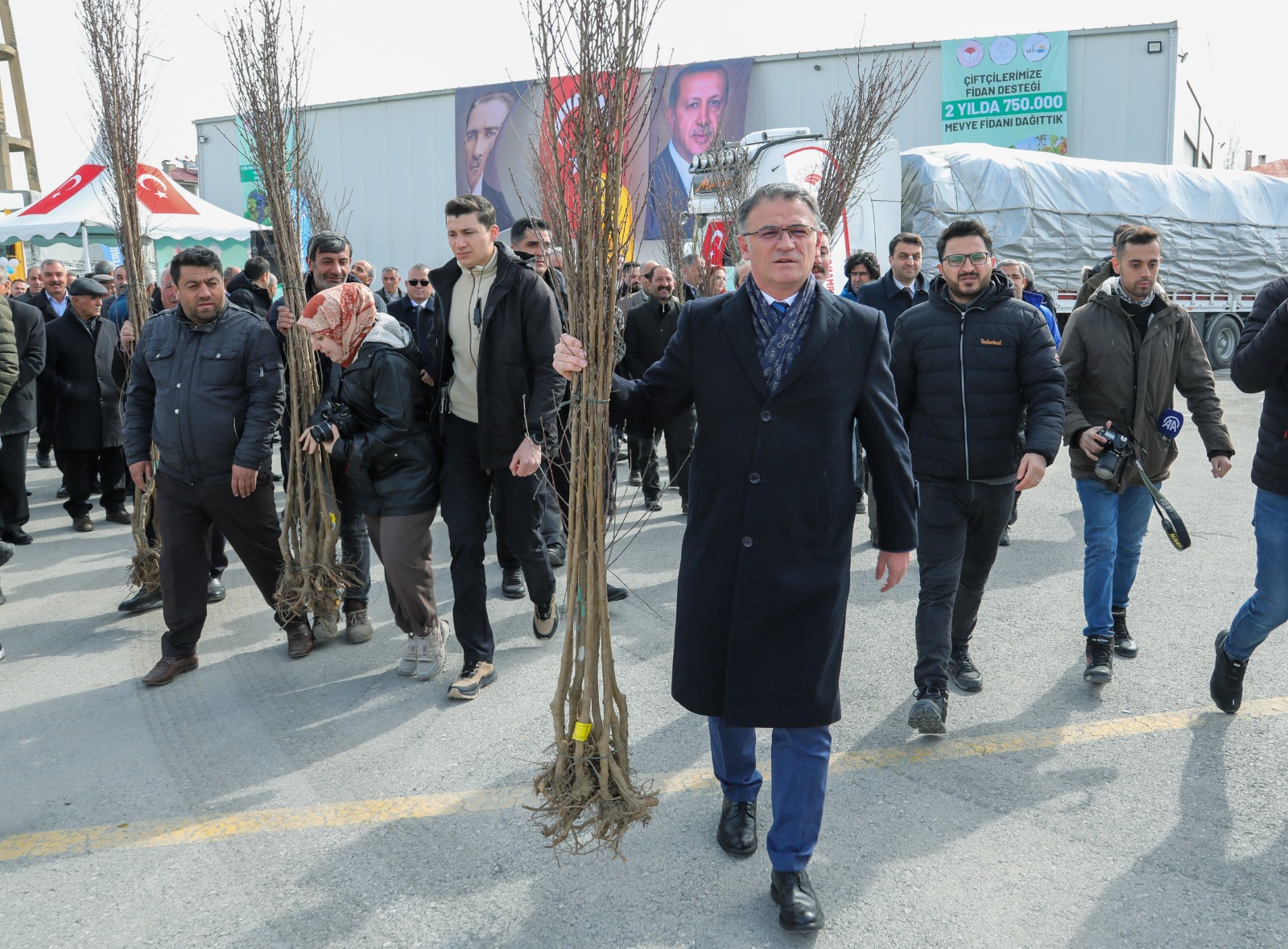 Van'da Çiftçilere 350 Bin Meyve Fidanı Dağıtıldı