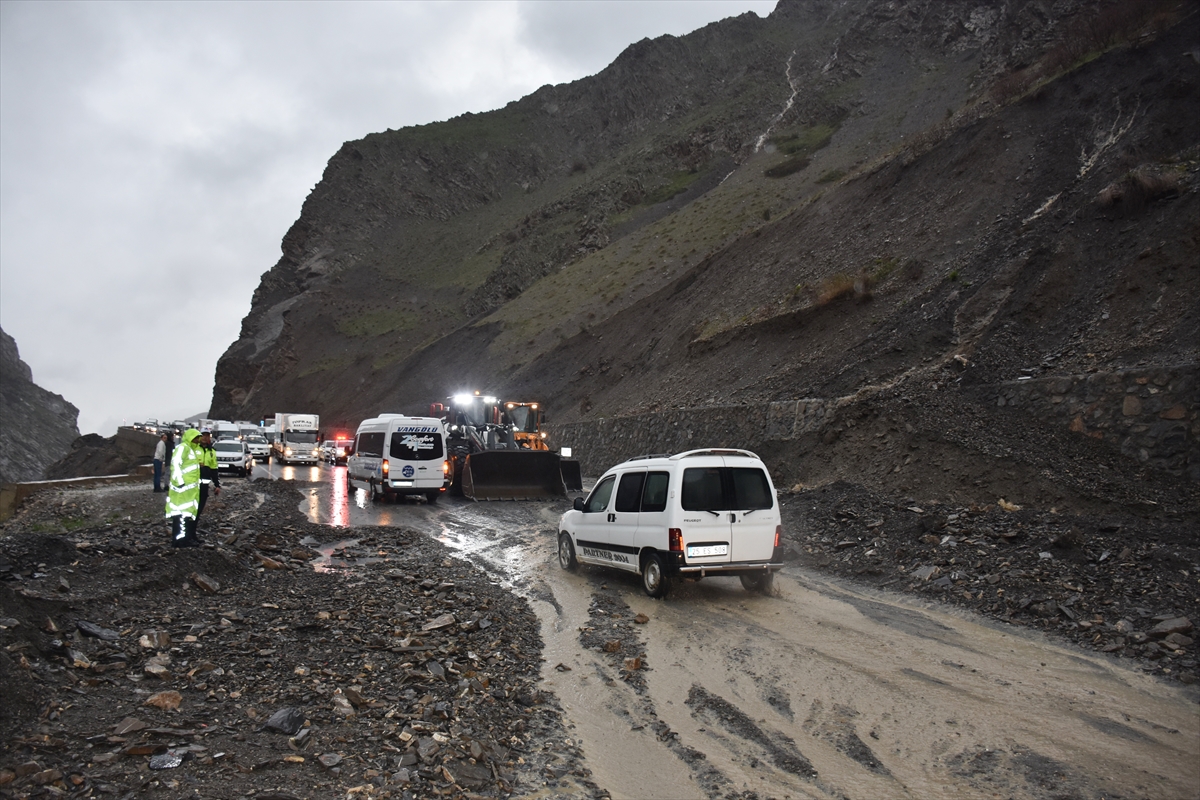 Hakkari'de heyelan: Araçlar yolda mahsur kaldı