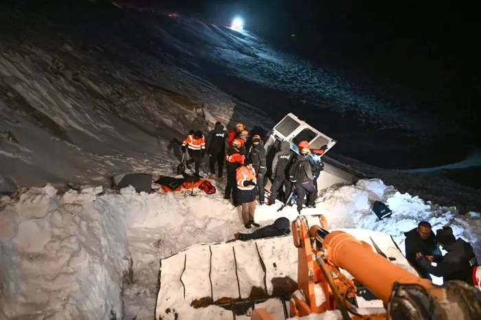 Van- Hakkari yolunda çığ düştü; 1 kişi öldü 14 yolcu yaralandı