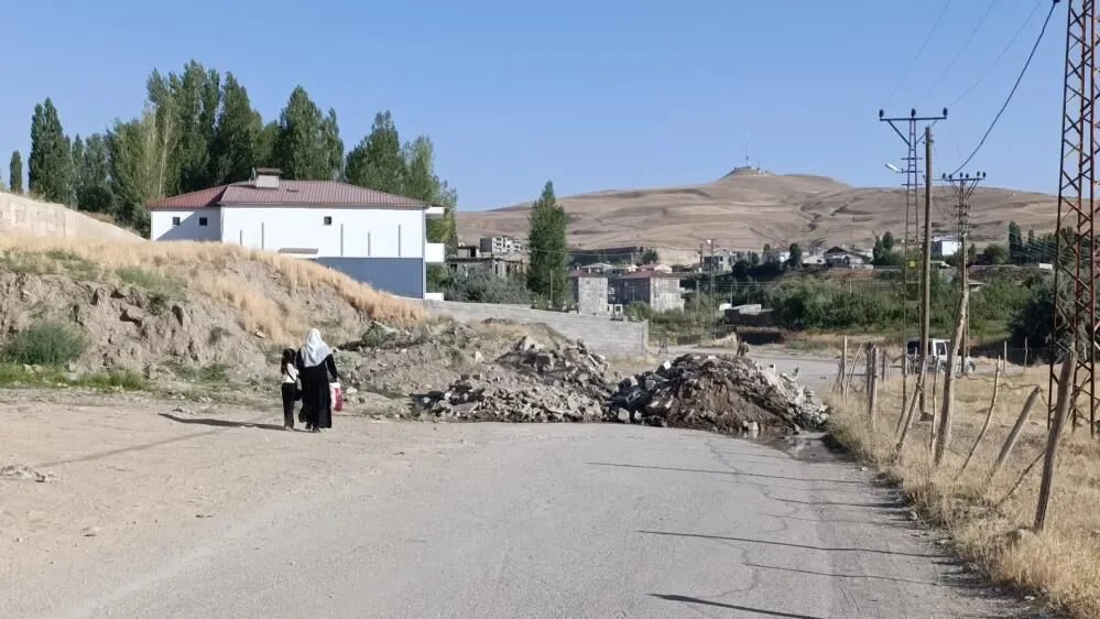 Van'da Yol Krizi: Vatandaş Arazisinden Geçen Yolu Kapatıp Ulaşımı Felç Etti