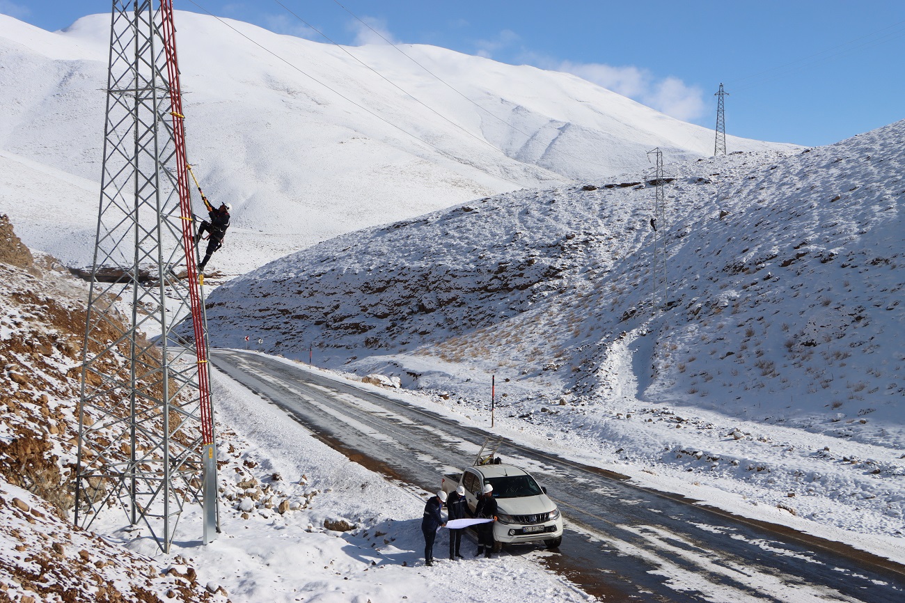 Onlar kar kış dinlemiyor; Çığ bölgesinde enerji çalışması 