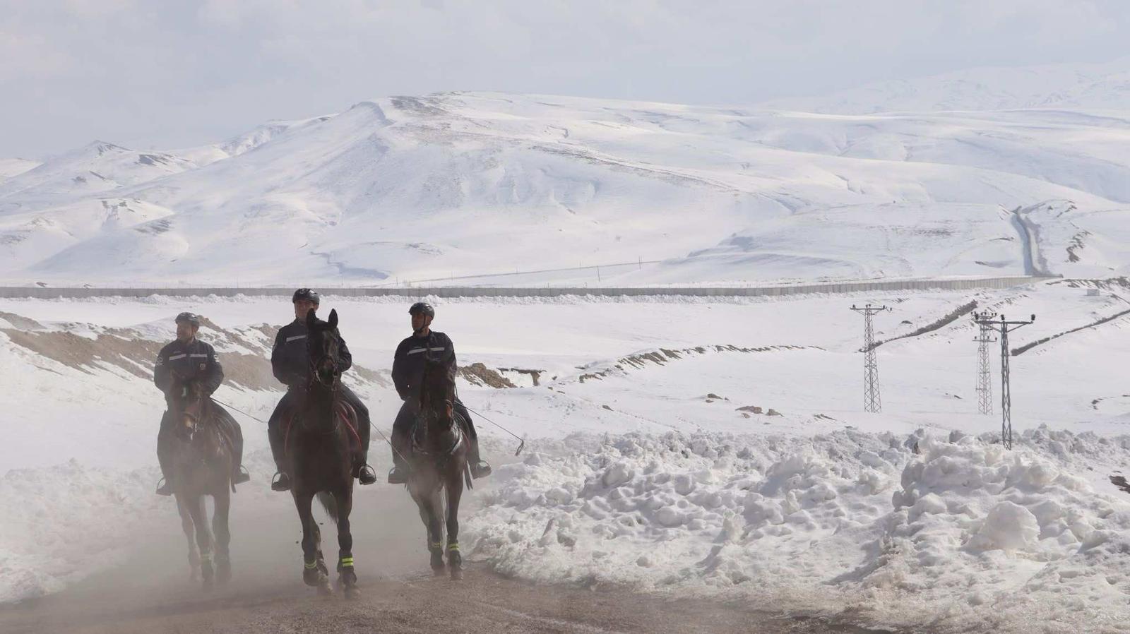 Jandarmanın atlı  süvarileri sınır hattında 