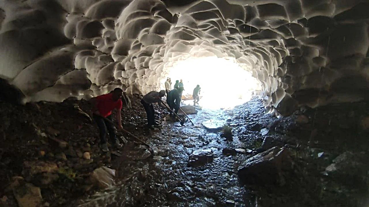 Sulama Kanalını açmak için kar tüneli açtılar