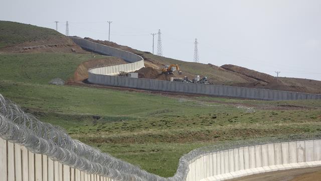Van- İran sınır hattında  beton duvar örülüyor; 96 kilometresi tamamdı