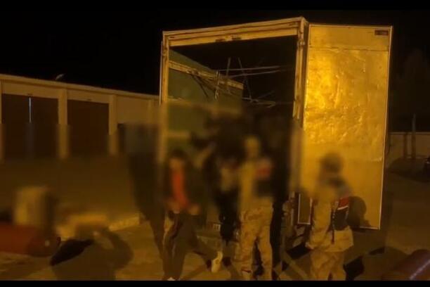 Van'da Kamyon kasasında 60 göçmen yakalandı