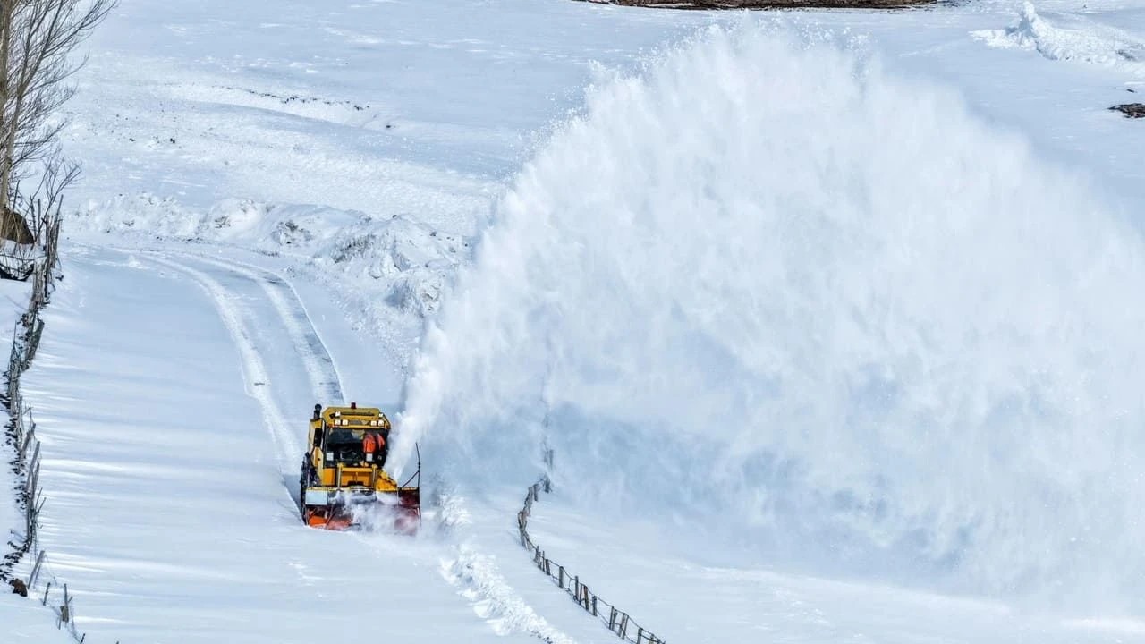 Van’da kar sevinci ve çilesi bir arada