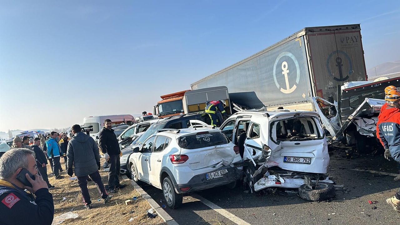  Van’da Sis ve Buzlanma Nedeniyle Zincirleme Trafik Kazası: 1 Ölü, 51 Yaralı