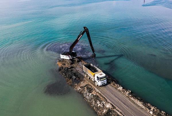 Van Gölü'nde Dip Çamuru Temizliği Devam Ediyor