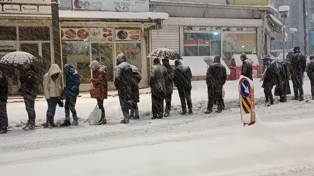 Mart Kapıdan Baktırdı, Kazma Kürek Yaktırdı