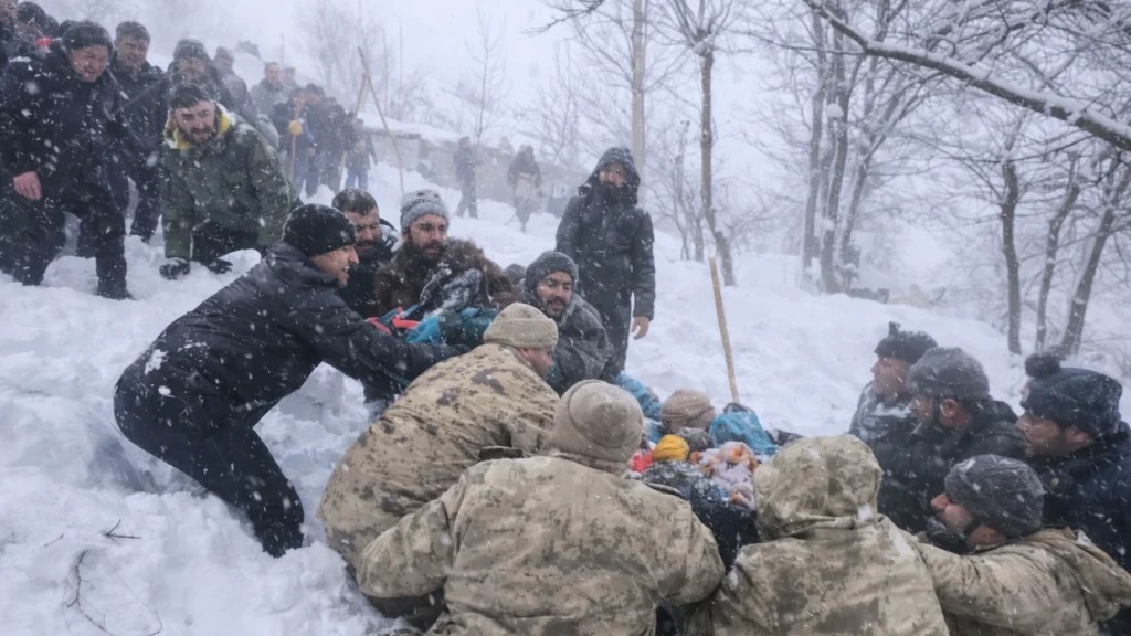 Van’da  çığ faciası: Çığ altında kalan kadın hayatını kaybetti
