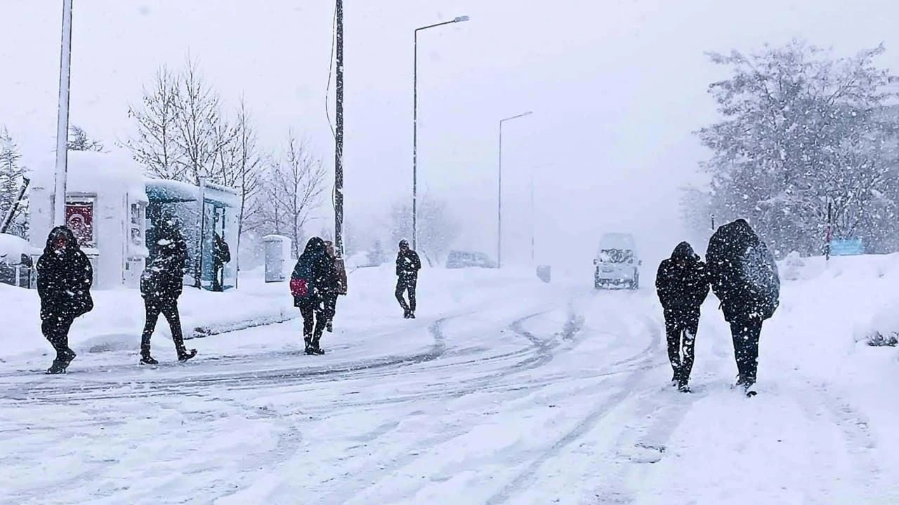 Yoğun kar van’da ulaşımı kilitledi: uçuşlar iptal, yollar kapalı