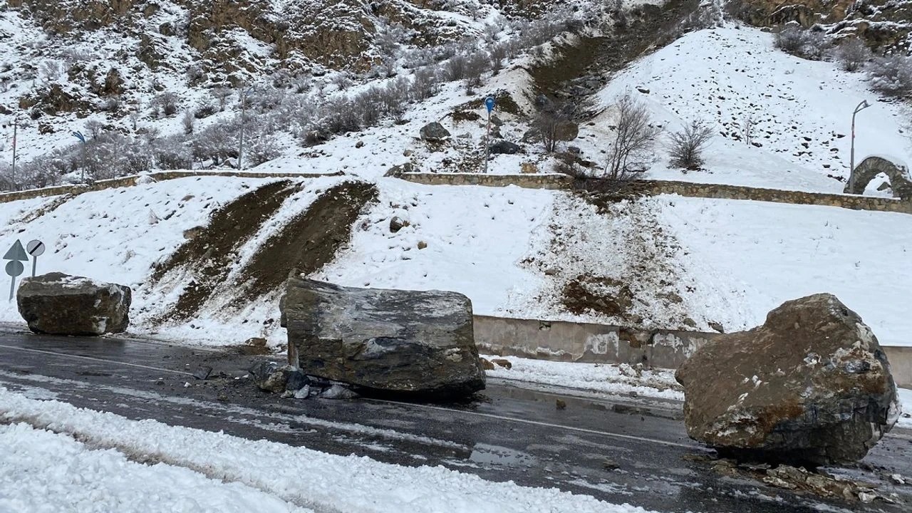 Van’da Kar Yağışı Felakete Davetiye Çıkardı! Yola dev kayalar düştü!