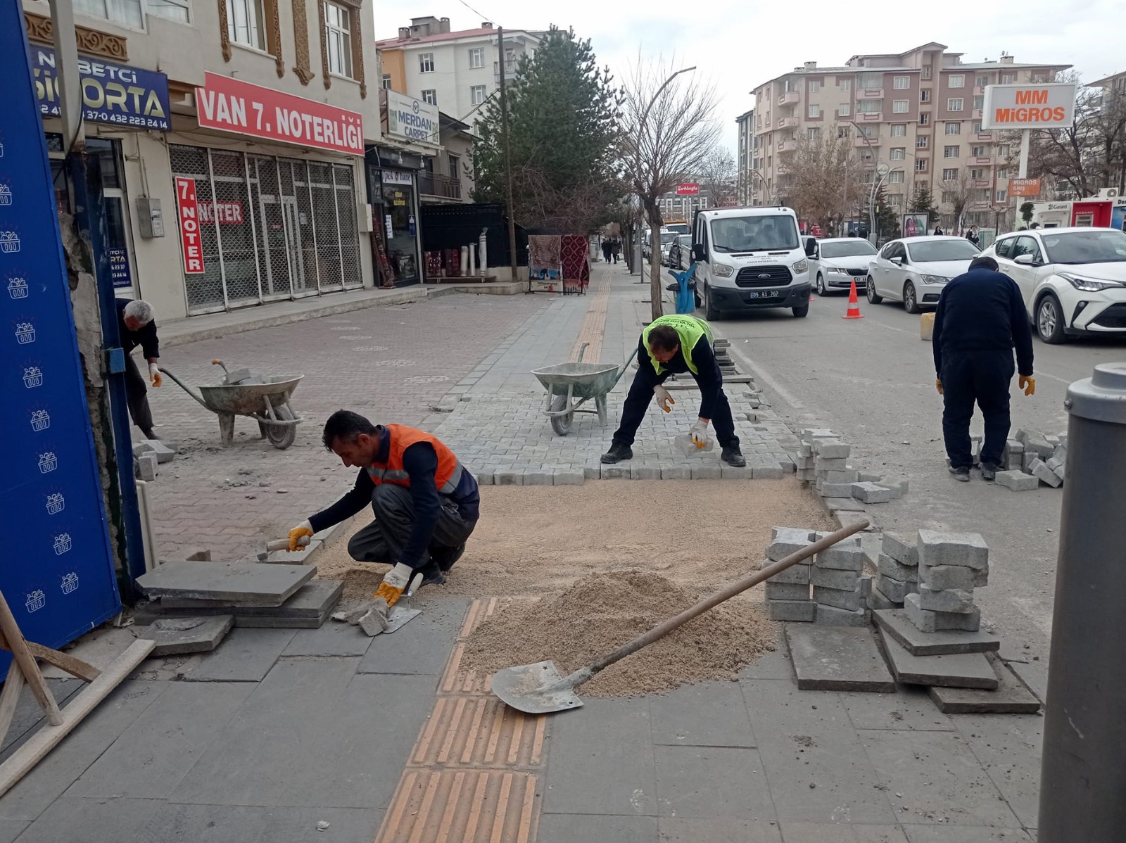 Yollar ve Kaldırımlar Elden Geçiriliyor