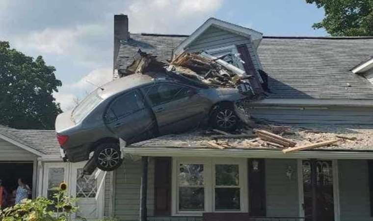 İlginç Kaza; Otomobil evin ikinci katına saplandı