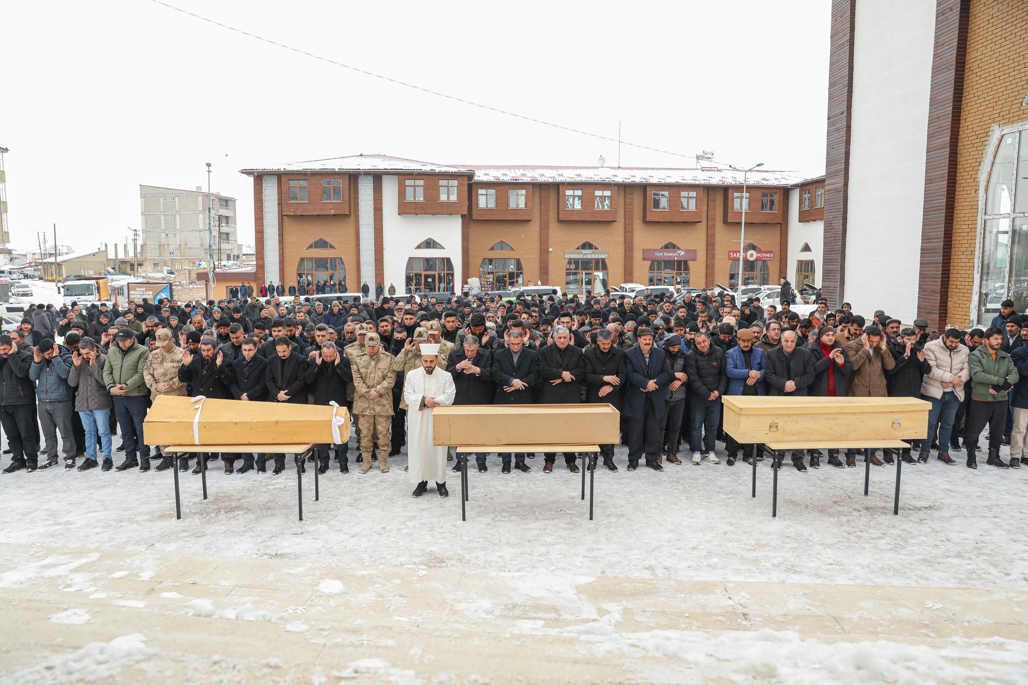 İran'daki  kazada ölen Vanlılar toprağa verildi